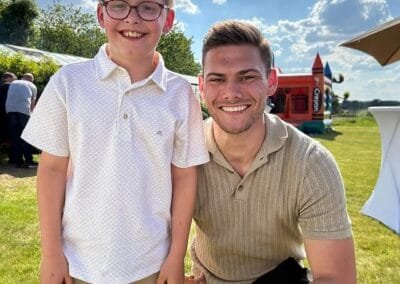 Wout poseert voor een foto samen met een kind tijdens een event