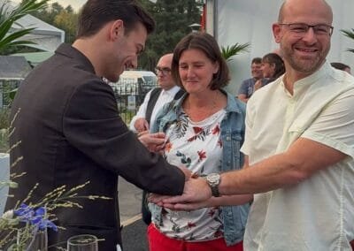 Goochelaar voert close-up magie uit voor gasten tijdens een evenement met interactieve truc