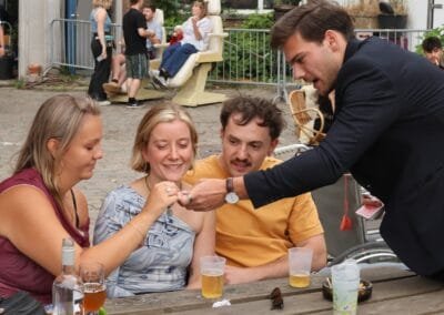 Gast neemt een kaart tijdens de goocheltruc van Wout